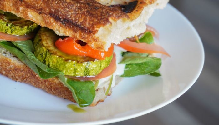 Foto di Pancetta affumicata, formaggio e insalata
