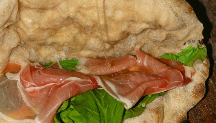 Foto di Crudo, formaggio e insalata